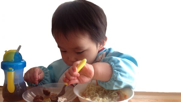 離乳食時にスプーンを持ちたがるのはどうして？ママの心構え