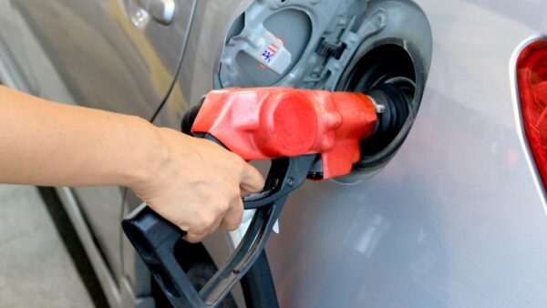 ガソリンの入れすぎに注意！給油でこぼれた時の対処法