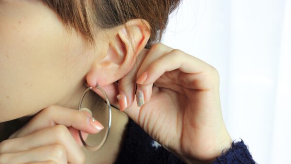 ピアスの穴がふさがる期間は？ふさがった時の対処法もご紹介！