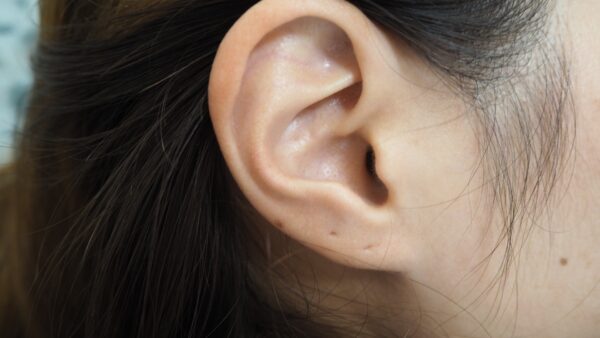 ピアスの穴のトラブルで多い臭いと白い液…その原因を解析！