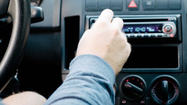 車のラジオのノイズが気になる…感度を上げる方法を教えます！