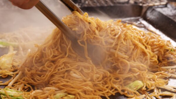 焼きそばに入れる豚肉はどの部位が一番？専門家の意見も
