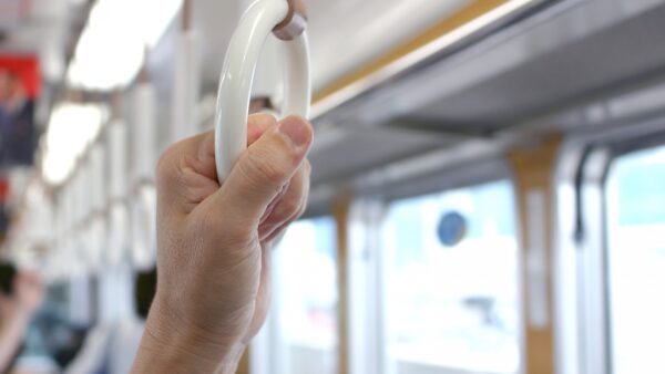 電車でイケメンがもたれかかってきた！もたれる相手に選ばれた訳