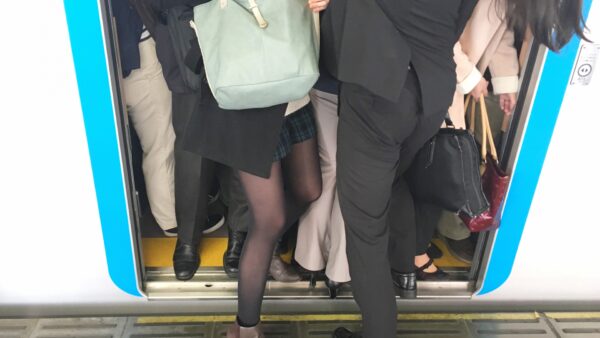 電車でイケメンが隣に！冷静な女性も内心は喜びでいっぱい