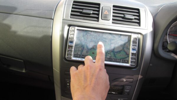運転中にテレビが見れるのは違反？道路交通法について