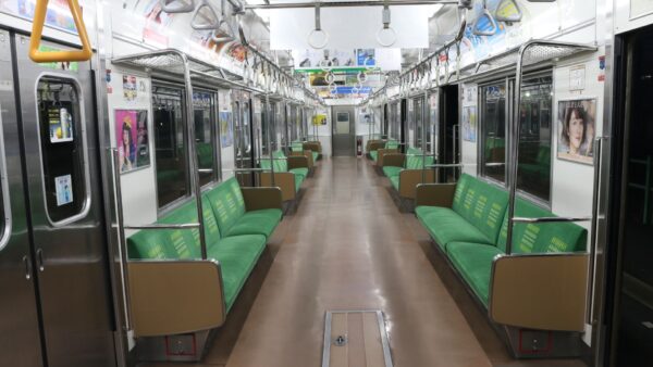 電車の中で女性と目が合う？そらす？目が合うことの心理とは