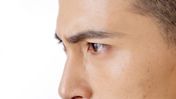 眉毛を整えると顔の印象もスッキリ！男性の眉の整え方