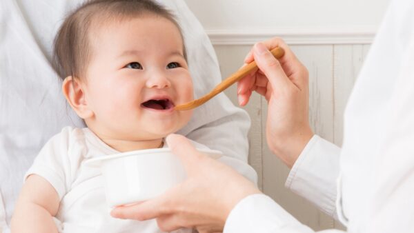 離乳食初日は嫌がったり泣く赤ちゃんの方が多いものです