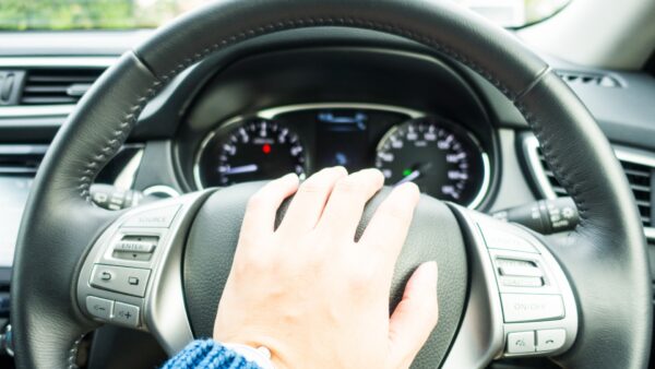 車のクラクションを挨拶代わりに使うのは違反！正しい使い方とは