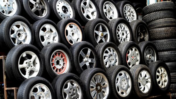 車のホイールカバーに傷が！直す方法を紹介します！