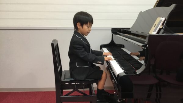 男の子のピアノ発表会の衣装は年齢によって選ぶのがおすすめ