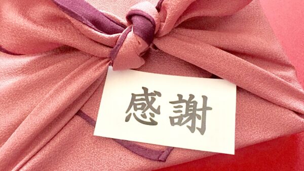 結婚式で両親に贈る記念品はラッピングする？サプライズしよう