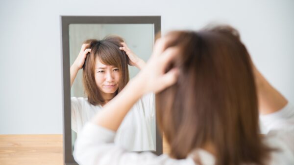 鏡と写真、どっちが本当の自分？違って見える理由について