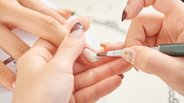 爪の甘皮処理はセルフでお手入れしよう。すっきり美しい指先へ