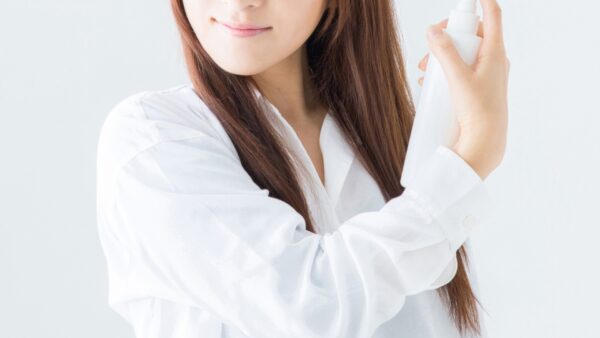 髪を黒染めスプレーで染める時の注意点と衣服についた時の対処法